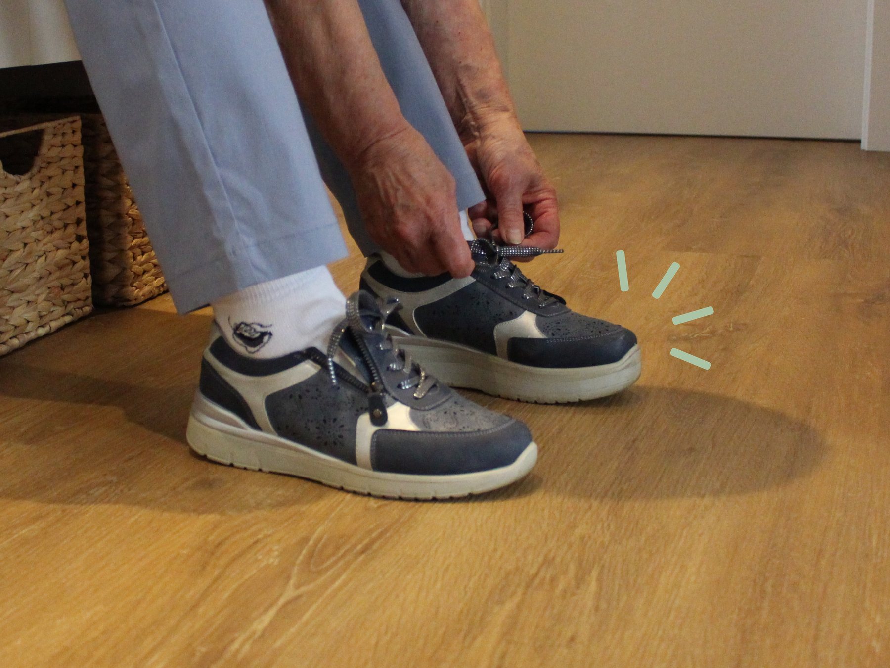 Eine Seniorin schnürt sich im Flur wie gewohnt ihre Schuhe.